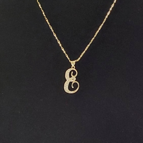 Gold Initial 'E' Pendant Necklace - Picture 1 of 5